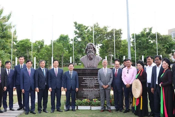Lãnh đạo tỉnh Bắc Ninh và Đoàn công tác Bộ Ngoại giao Ấn độ chụp ảnh lưu niệm với tượng danh nhân RabinDranath Tagore do Chính phủ Cộng hòa Ấn Độ trao tặng.