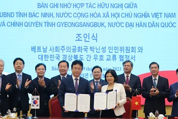 Lễ Ký kết Biên bản ghi nhớ Hợp tác hữu nghị giữa Ủy ban nhân dân tỉnh Bắc Ninh và chính quyền tỉnh Gyeongsangbuk, Hàn Quốc.