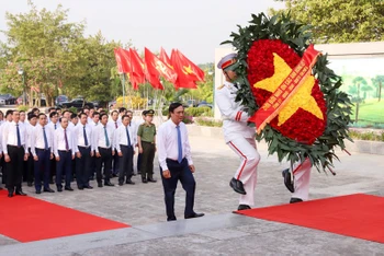 Lãnh đạo tỉnh Phú Thọ dâng vòng hoa tưởng niệm các Anh hùng liệt sĩ tại Đài tưởng niệm các Anh hùng liệt sĩ của tỉnh.