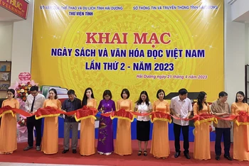 Cắt băng khai mạc Ngày Sách và Văn hóa đọc Việt Nam.