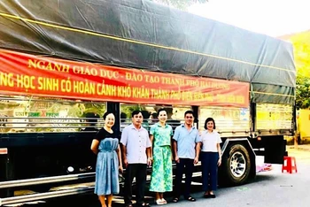 Đồ dùng học tập và quần áo ấm của ngành giáo dục thành phố Hải Dương tặng học sinh 5 xã ở thành phố Điện Biên Phủ.
