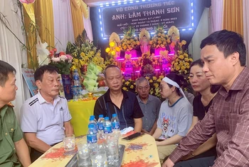Lãnh đạo tỉnh Hải Dương đến thăm hỏi, động viên, hỗ trợ gia đình nạn nhân LTS. ở phường Trần Phú, thành phố Hải Dương.