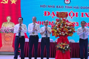 Bí thư Tỉnh ủy Hải Dương Trần Đức Thắng tặng hoa chúc mừng Đại hội Hội Nhà báo tỉnh.