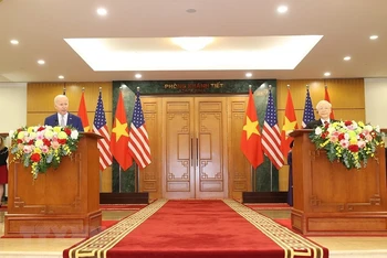 Tổng Bí thư Nguyễn Phú Trọng và Tổng thống Hoa Kỳ Joe Biden tại cuộc họp báo chung. (Ảnh: Trí Dũng/TTXVN)