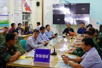 Phó Thủ tướng Lê Văn Thành chỉ đạo công tác khắc phục hậu quả từ Trung tâm điều hành của Ban Chỉ huy phòng, chống thiên tai và tìm kiếm cứu nạn tỉnh Thừa Thiên Huế.