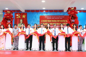 Lãnh đạo tỉnh Ninh Thuận và Ban giám hiệu nhà trường cắt băng khánh thành Trường THPT Nguyễn Trãi. 