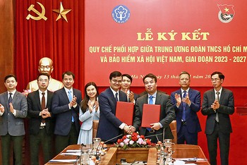 Các đồng chí Bùi Quang Huy, Ủy viên dự khuyết Trung ương Đảng, Bí thư thứ nhất Trung ương Đoàn và Nguyễn Thế Mạnh, Tổng Giám đốc Bảo hiểm Xã hội Việt Nam trao biên bản ký kết phối hợp tại buổi lễ.
