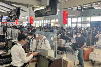 Hành khách làm thủ tục hàng không tại sân bay Nội Bài.