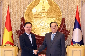 Chủ tịch nước Võ Văn Thưởng với nguyên Tổng Bí thư, Chủ tịch nước Lào Choummaly Sayasone. (Ảnh:TTXVN)