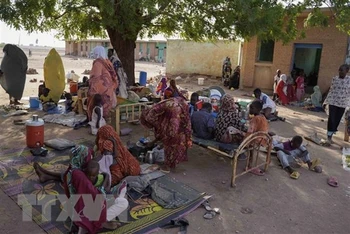 Người dân phải rời bỏ nhà cửa do xung đột sơ tán tới nơi ở tạm tại Hasahisa, Sudan. (Ảnh: AFP/TTXVN)