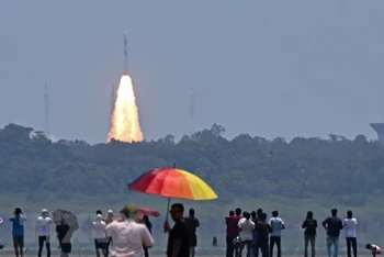 Tên lửa PSLV XL mang theo tàu thăm dò Mặt Trời Aditya-L1 được phóng từ Trung tâm vũ trụ Satish Dhawan ở Sriharikota, Ấn Độ ngày 2/9/2023. (Ảnh: AFP/TTXVN)