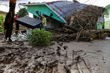 Người dân dọn dẹp sau trận mưa lớn và lốc xoáy tại Rio Grande do Sul, Brazil, ngày 6/9/2023. (Ảnh: AFP/TTXVN)