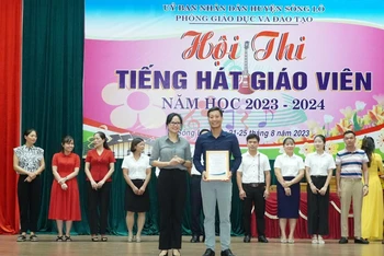 Trưởng Phòng Giáo dục và Đào tạo Nguyễn Thị Thu Hương trao giải cho các thí sinh tại Hội thi tiếng hát giáo viên.