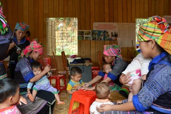  Phụ nữ xã La Pán Tẩn, huyện Mù Cang Chải (Yên Bái) chăm sóc bữa ăn dinh dưỡng cho trẻ em dân tộc H’Mông.