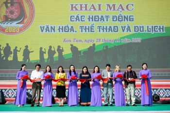 Các đại biểu cắt băng khai mạc các hoạt động văn hoá, thể thao và du lịch các dân tộc vùng Tây Nguyên lần thứ I tại tỉnh Kon Tum, năm 2023.
