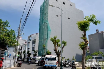Công trình nhà cao tầng đang xây dựng trên đường Nguyễn Trãi, thành phố Phan Thiết, nơi xảy ra tai nạn làm 3 công nhân tử vong.