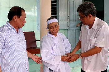 Phó Chủ tịch Ủy ban nhân dân tỉnh Bình Thuận Nguyễn Minh (ngoài cùng bên phải) thăm hỏi, chia buồn với gia đình các nạn nhân tử vong do tai nạn lao động.