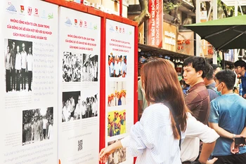 Các bạn trẻ tham quan triển lãm về Thủ tướng Võ Văn Kiệt tại Đường sách thành phố.
