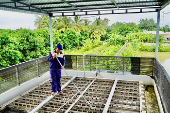 Nhân viên Công ty TNHH Cấp thoát nước Ngọc Lợi (xã An Phong, huyện Thanh Bình, Đồng Tháp) vệ sinh hệ thống lọc nước.