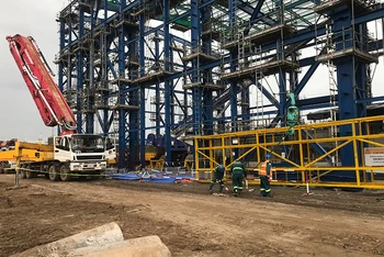 Kỹ sư, công nhân Công ty cổ phần Lilama 18 lắp đặt các thiết bị tại dự án Nhiệt điện Nhơn Trạch 3, 4.
