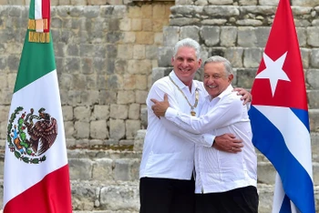 Chủ tịch Cuba Miguel Díaz-Canel (trái) và Tổng thống Mexico López Obrador.