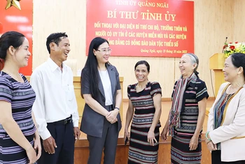 Bí thư Tỉnh ủy Quảng Ngãi Bùi Thị Quỳnh Vân (người thứ ba từ trái sang) thăm hỏi đời sống người dân vùng miền núi.