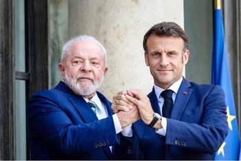 Tổng thống Pháp Emmanuel Macron đón tiếp Tổng thống Brazil Lula da Silva tại thủ đô Paris. (Ảnh: EFE)