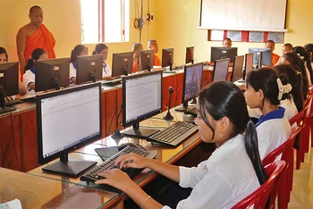 Lớp dạy tin học tại chùa Thlốt, xã Hiệp Hòa, huyện Cầu Ngang, tỉnh Trà Vinh. 