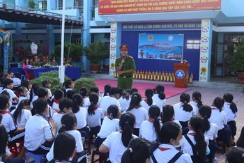 Tuyên truyền về công tác phòng cháy, chữa cháy cho học sinh ở Bình Dương.