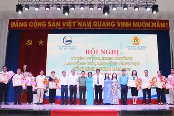 Các đại biểu chụp ảnh lưu niệm cùng các cá nhân, tập thể tiêu biểu. 