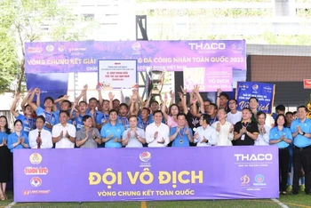 Các đại biểu chụp hình lưu niệm cùng đội Công đoàn Hải Phòng.