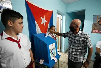 Cử tri Cuba bỏ phiếu bầu cử địa phương tại Havana, ngày 25/9/2022. (Ảnh: AFP/TTXVN)