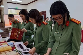 Cán bộ, chiến sĩ công an nhân dân tại gian trưng bày sách nhân buổi lễ ra mắt sách của Tổng Bí thư Nguyễn Phú Trọng.