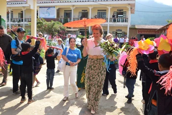 Học sinh Trường tiểu học Hàm Rồng, thị xã Sa Pa (Lào Cai) chào đón Hoàng hậu Mathilde và Đoàn công tác. (Ảnh: QUỐC HỒNG)