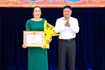 Thừa ủy quyền của Thủ tướng Chính phủ, Phó Bí thư Thường trực Tỉnh ủy Đắk Lắk Phạm Minh Tấn trao tặng Bằng khen của Thủ tướng Chính phủ cho bà Nguyễn Thị Nhỏ, Chủ nhiệm câu lạc bộ Nữ Doanh nhân huyện Krông Búk có thành tích xuất sắc trong học tập và làm theo tư tưởng, đạo đức, phong cách Hồ Chí Minh.