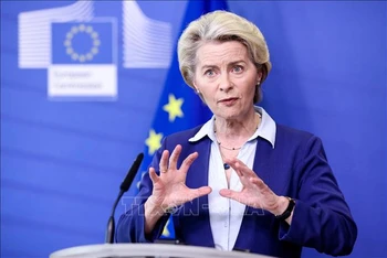 Chủ tịch Ủy ban châu Âu Ursula von der Leyen phát biểu tại cuộc họp báo ở Brussels, Bỉ. (Ảnh: AFP/TTXVN)