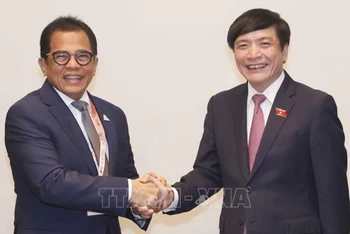 Tổng Thư ký Quốc hội, Chủ nhiệm Văn phòng Quốc hội Bùi Văn Cường gặp Tổng Thư ký Hạ viện Indonesia Indra Iskandar. (Ảnh: Doãn Tấn/TTXVN)