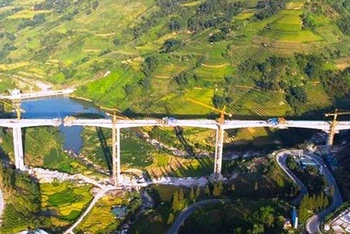 Từ 15 giờ ngày 22/8, tỉnh Lào Cai chạy thử cầu cạn Móng Sến nối thành phố Lào Cai đến thị xã Sa Pa. Đây là cầu cạn có trụ cao nhất Việt Nam. (Ảnh: QUỐC HỒNG)