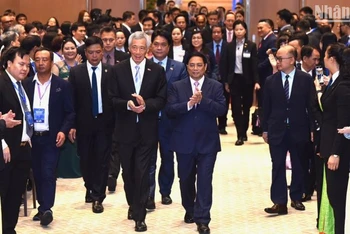 Thủ tướng Phạm Minh Chính và Thủ tướng Singapore Lý Hiển Long tiến vào Hội trường tham dự Hội nghị.