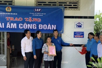Lãnh đạo Liên đoàn Lao động tỉnh Long An và nhà tài trợ trao "Mái ấm Công đoàn" cho người lao động tại huyện Châu Thành.