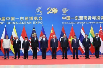 Thủ tướng Phạm Minh Chính và các Trưởng đoàn tham dự khai mạc CAEXPO và CABIS lần thứ 20. (Ảnh: Dương Giang/TTXVN)