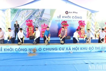 Các đại biểu động thổ khởi công xây dựng nhà ở xã hội Khu đô thị Ân Phú thuộc phường Tân An, thành phố Buôn Ma Thuột.