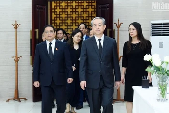 Chiều 1/11, Thủ tướng Phạm Minh Chính đến Đại sứ quán Trung Quốc tại Hà Nội, ghi sổ tang tưởng niệm cựu Thủ tướng Trung Quốc Lý Khắc Cường.