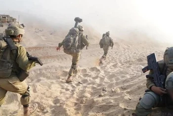 Binh sỹ Israel triển khai chiến dịch trên bộ chống lực lượng Hamas ở Dải Gaza ngày 7/11/2023. (Ảnh: THX/TTXVN)