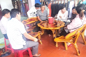 Lãnh đạo huyện Núi Thành đến thăm hỏi, động viên gia đình ngư dân gặp nạn trên biển.