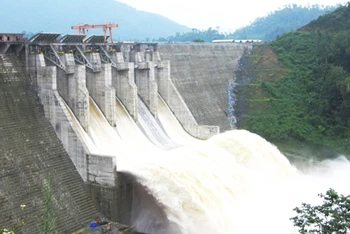 Từ 14 giờ 30 phút chiều nay (11/11), Công ty cổ phần Thủy điện Đak Mi bắt đầu vận hành hạ dần mực nước hồ chứa thủy điện Đak Mi 4 để đón lũ.