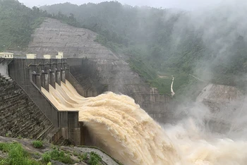 Nhà máy Thủy điện Sông Bung 4 vận hành hạ thấp mực nước hồ để đón lũ.