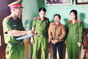 Công an tống đạt quyết định khởi tố vụ án, khởi tố bị can và bắt tạm giam bà Lê Thị Cúc về tội lừa đảo chiếm đoạt tài sản.
