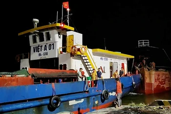 Tàu Việt Á 01 đưa 11 thuyền viên tàu Nam Phát 01 vào Cảng Kỳ Hà. Ảnh: H.A. 