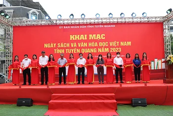 Các đại biểu cắt băng khai mạc Ngày Sách và Văn hóa đọc Việt Nam năm 2023 tại Tuyên Quang.